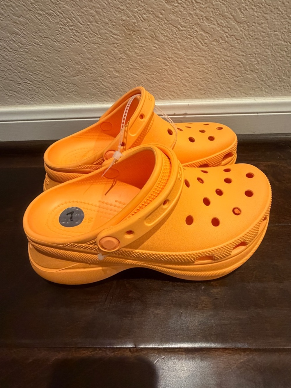 WOMEN'S CROCS CLASSIC BAE CLOG orange size 7